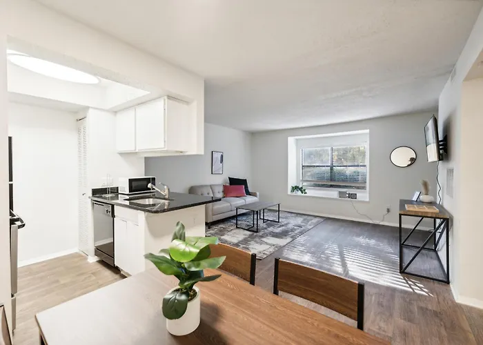 Northcliffe 404 I Fully Furnished 1 Bedroom 1bth