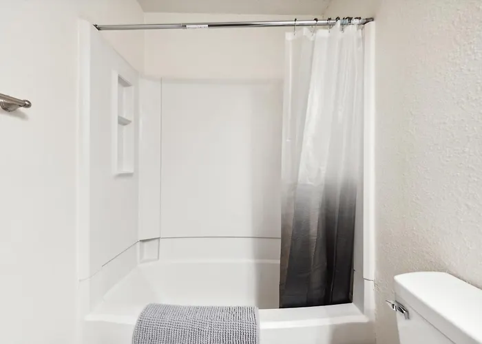 Northcliffe 404 I Fully Furnished 1 Bedroom 1bth * Winston-Salem
